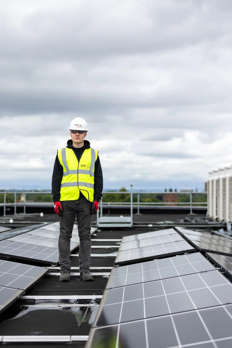 Equipo técnico de GH Solar instalando paneles